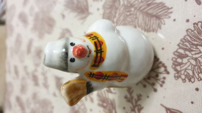 Фотография покупателя товара Фигурка фарфор «Снеговик с метлой», 10 см - Фото 1
