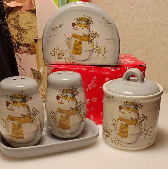 Фотография покупателя товара Набор для специй Доляна «Рождественский снеговик», 3 предмета: солонка 130 мл, перечница 130 мл, подставка
