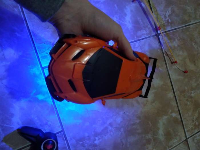 Фотография покупателя товара Робот радиоуправляемый «Ламбо», трансформируется с пульта, масштаб 1:18, цвет оранжевый - Фото 3