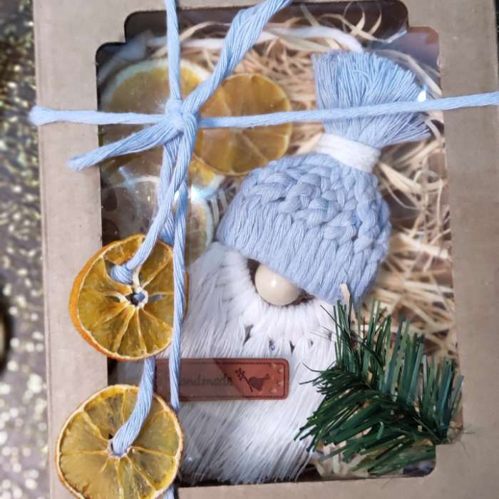 Фотография покупателя товара Коробка подарочная, крышка-дно, с окном "Новогодняя афиша", 18 х 15 х 5 см - Фото 6