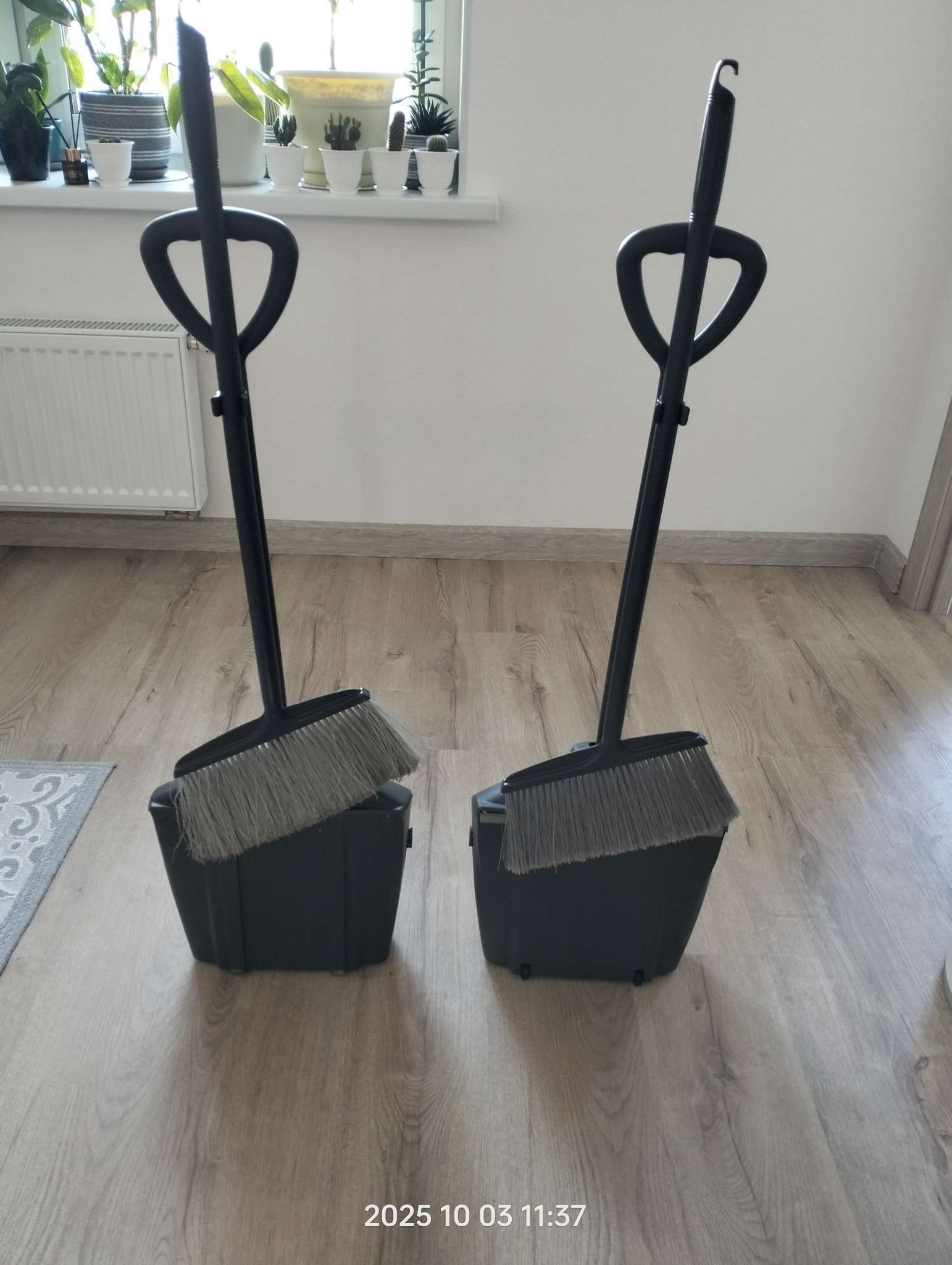 Фотография покупателя товара Щётка для пола, с совком-ловушкой, с крышкой, серая - Фото 2