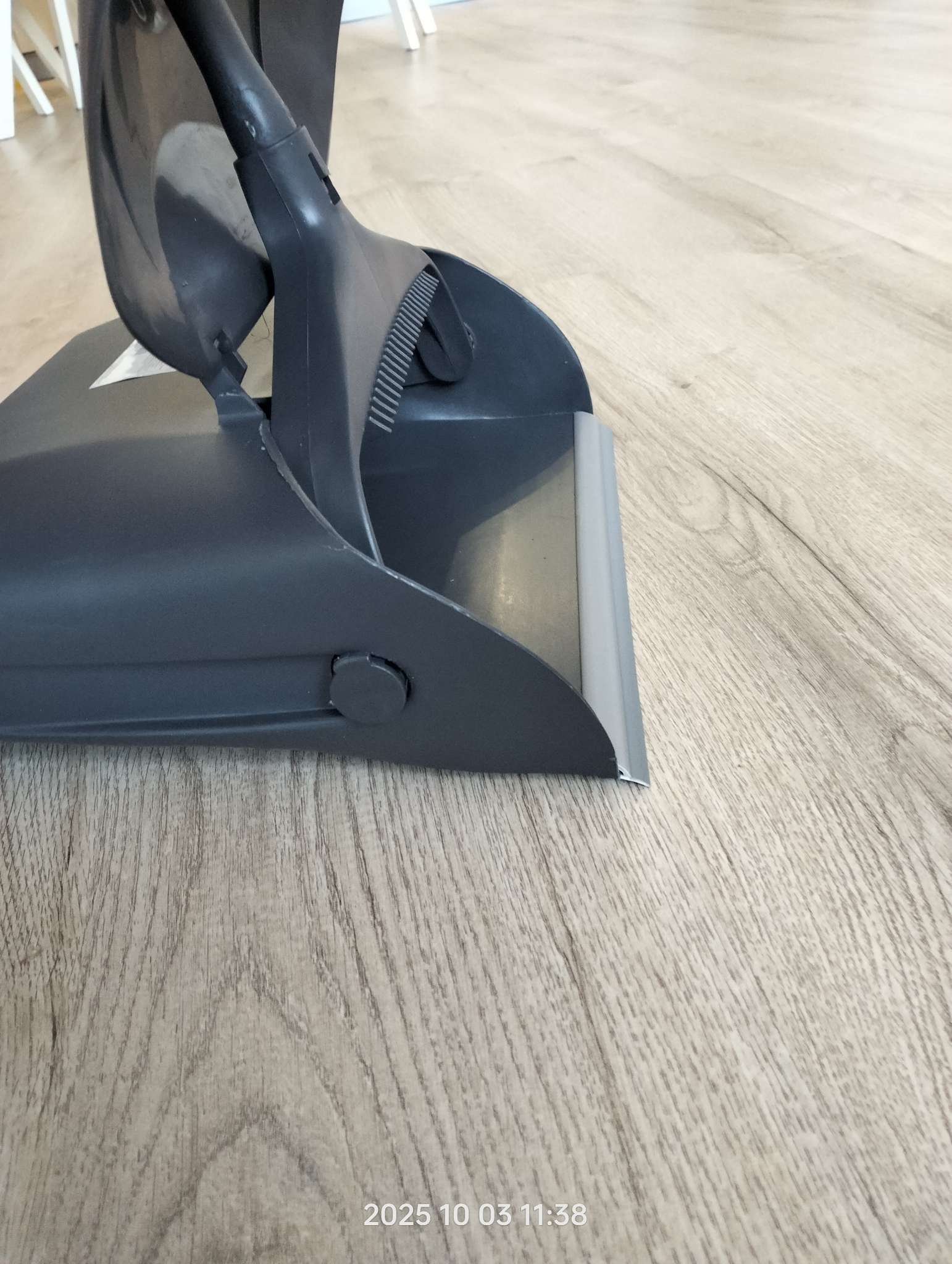 Фотография покупателя товара Щётка для пола, с совком-ловушкой, с крышкой, серая - Фото 3