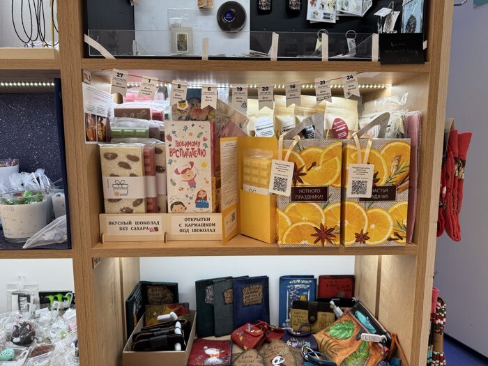 Фотография покупателя товара Подарочная новогодняя коробка «Апельсинки», для сладких подарков, 10×10×18 см - Фото 2