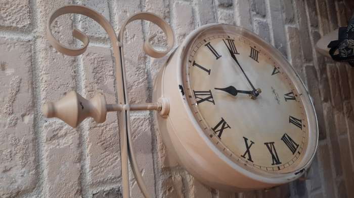 Фотография покупателя товара Часы настенные двусторонние, на подвесе "Мерано", дискретный ход, d-24 см, 46 х 29 см, 1 АА - Фото 2