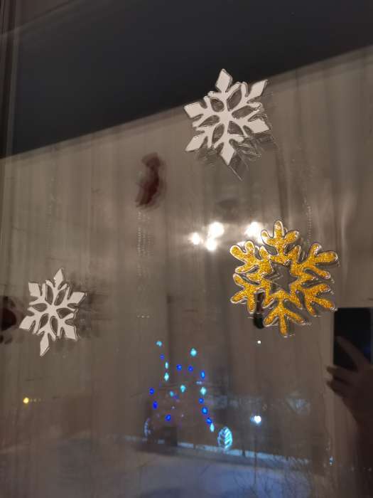Фотография покупателя товара Наклейка на стекло "Снежинка с золотинкой" 10,5х12 см, золото - Фото 2