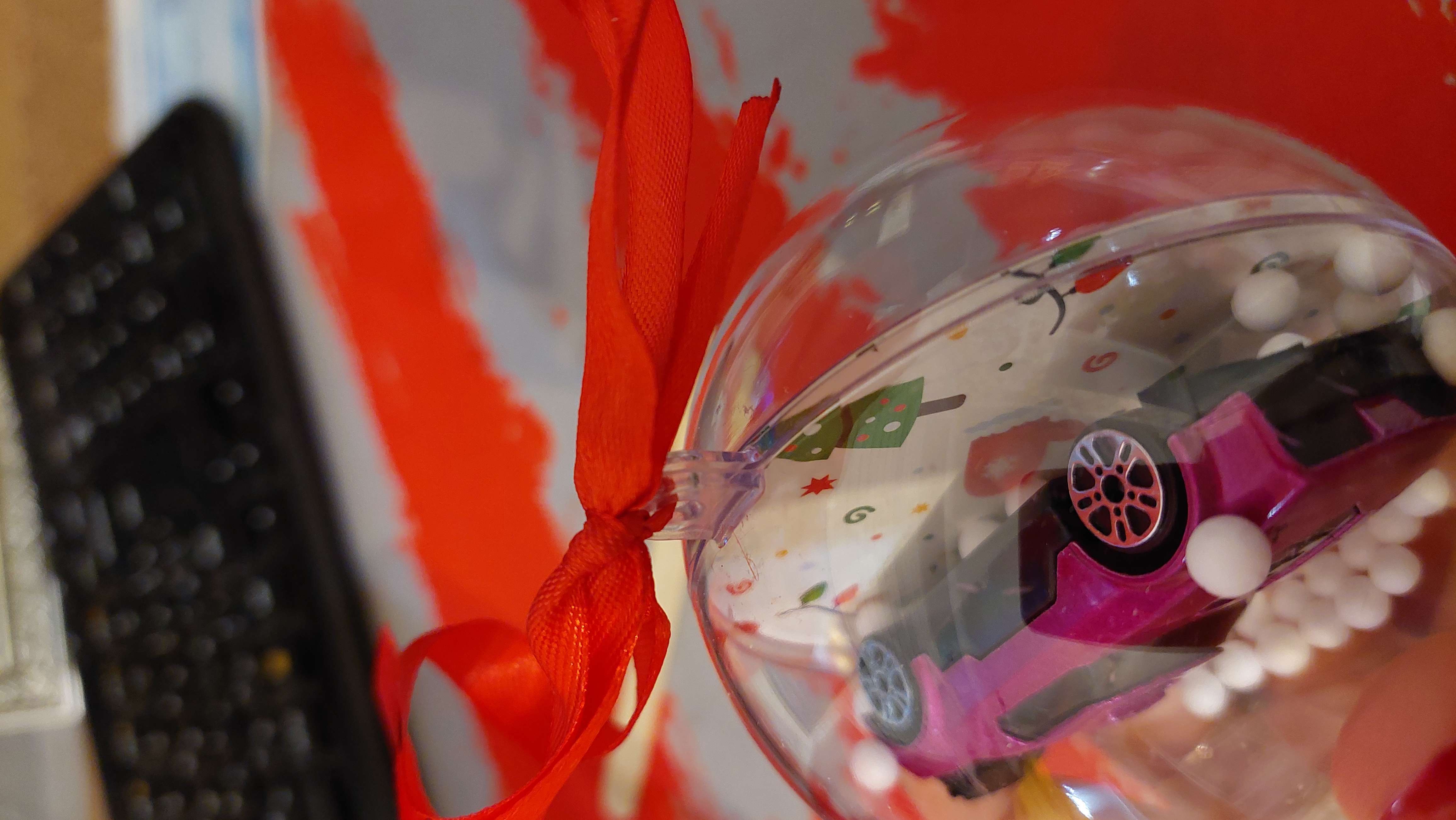Фотография покупателя товара Новогодний шар с игрушкой «Машинка», 8 х 9,4 х 8 см, цвета МИКС - Фото 3