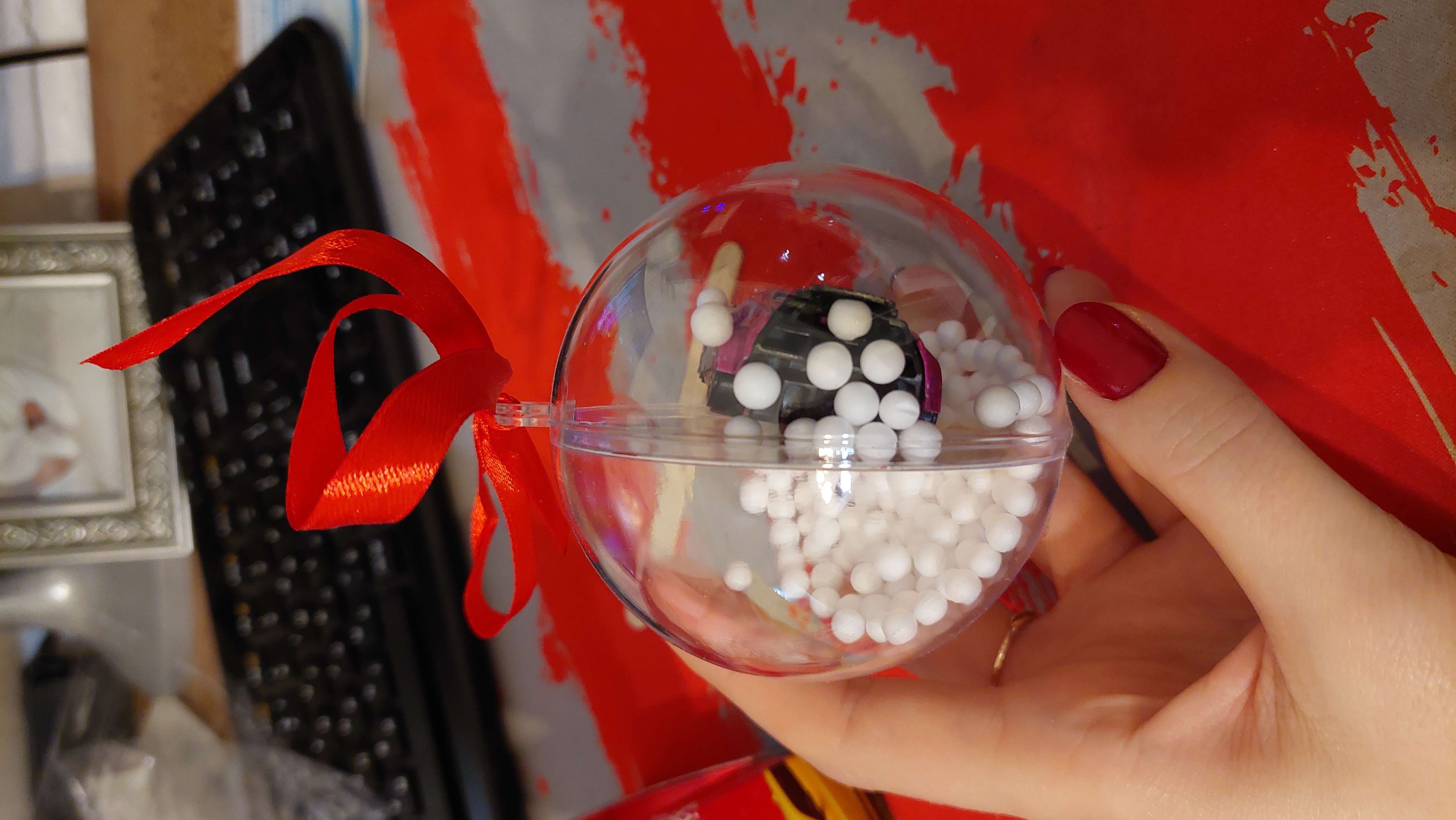 Фотография покупателя товара Новогодний шар с игрушкой «Машинка», 8 х 9,4 х 8 см, цвета МИКС
