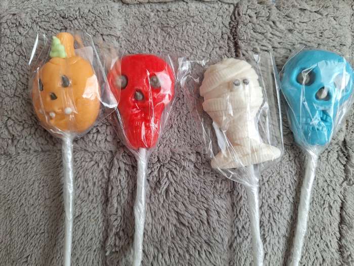 Фотография покупателя товара Хеллоуин. Карамель леденцовая «Черепа» на палочке, 24 г - Фото 2