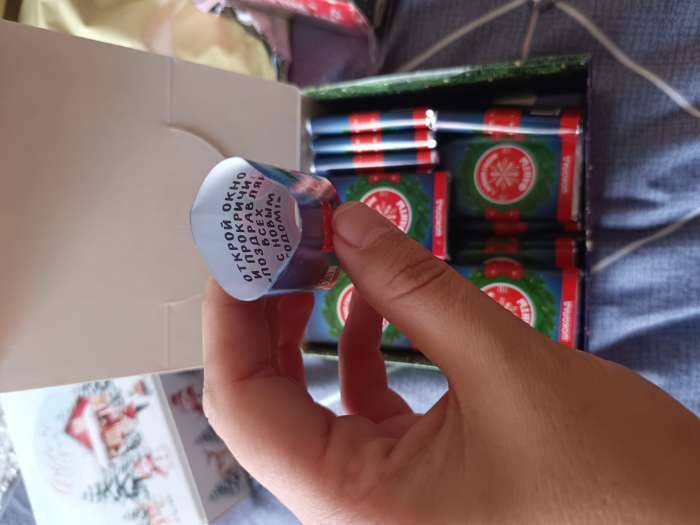 Фотография покупателя товара Шоколад новогодний молочный «Аптечка», в шоубоксе, 12 г × 24 шт. - Фото 3