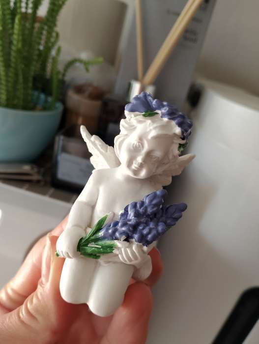 Фотография покупателя товара Фигурка полистоун «Белоснежный ангелок с лавандой, в венке из лаванды», 7.2×4.8×4 см, МИКС - Фото 1