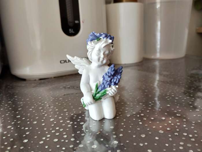 Фотография покупателя товара Фигурка полистоун «Белоснежный ангелок с лавандой, в венке из лаванды», 7.2×4.8×4 см, МИКС - Фото 2