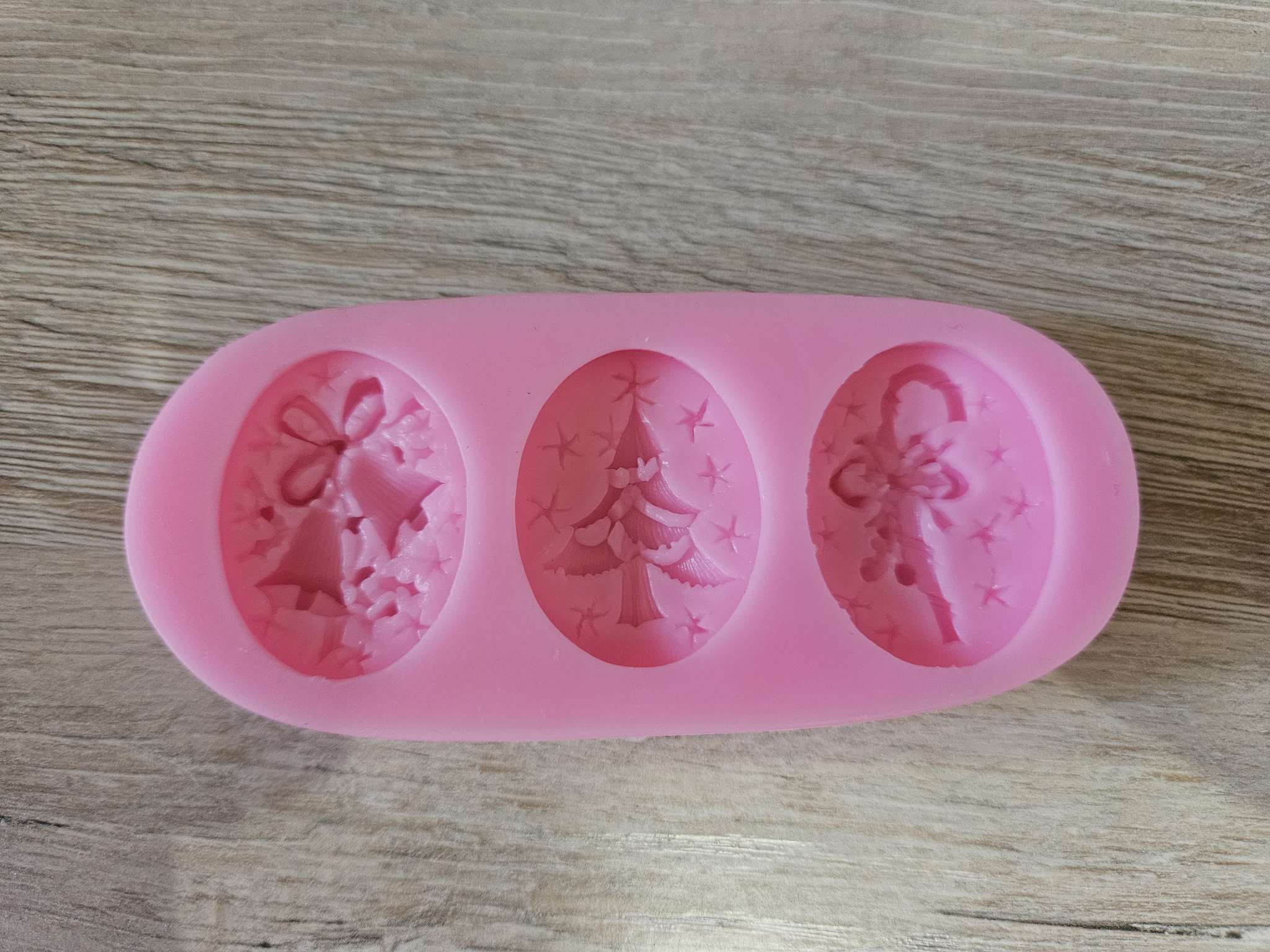 Фотография покупателя товара Молд для заливки «Новогодняя ёлка», силикон, 11×4.8 см, розовый - Фото 1