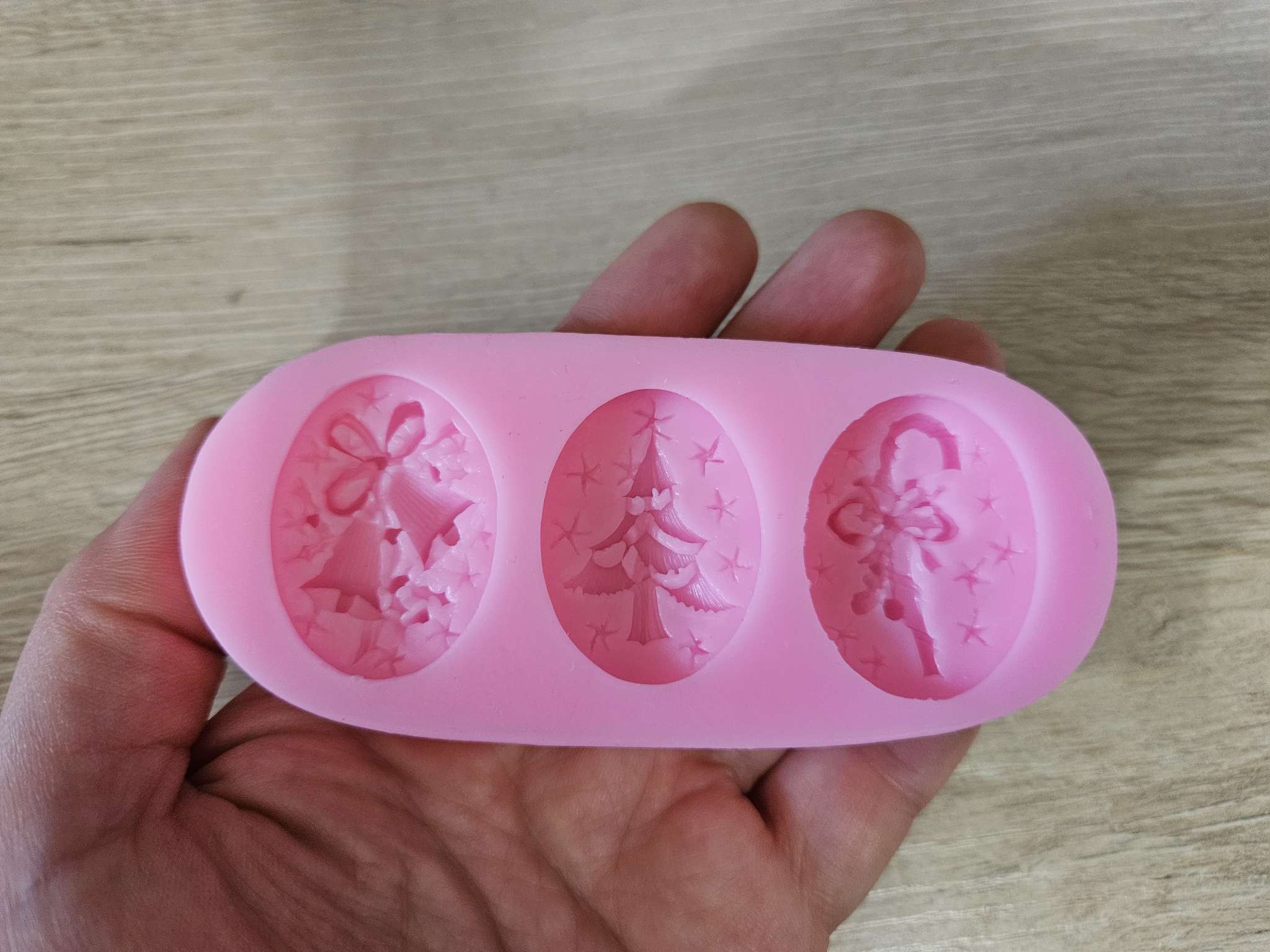 Фотография покупателя товара Молд для заливки «Новогодняя ёлка», силикон, 11×4.8 см, розовый - Фото 2