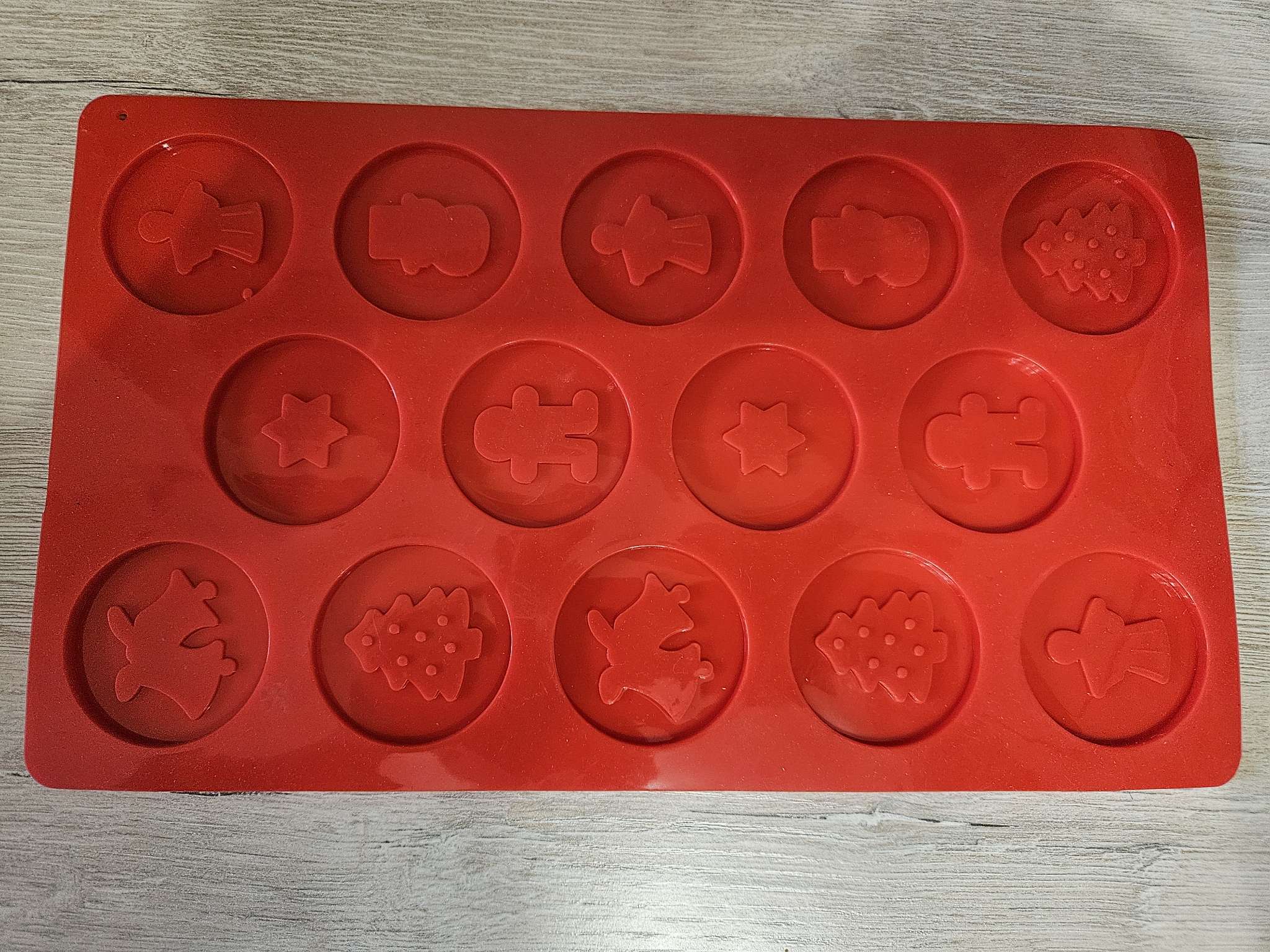 Фотография покупателя товара Форма для конфет и шоколада новогодняя Доляна «Новогодние кружочки», силикон, 29.8×17.5 см, 14 ячеек (d=5 см), красная - Фото 4