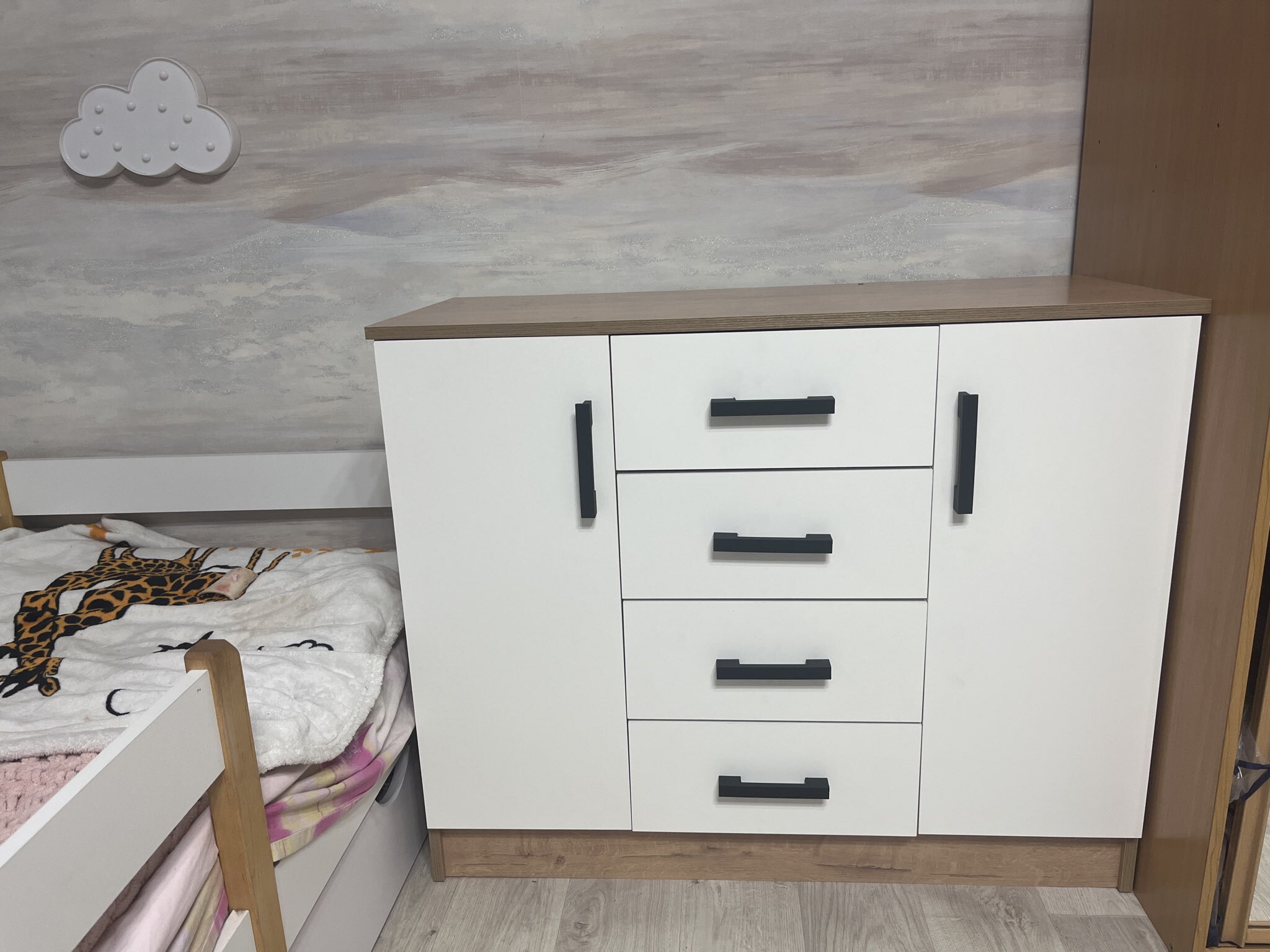 Фотография покупателя товара Комод для хранения «Эра. К1000-2Д», 4 ящика, 2 дверцы, 1000×430×830 мм, цвет дуб вотан/белый - Фото 2