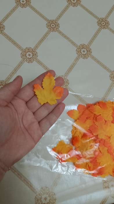 Фотография покупателя товара Декор «Осенний лист», набор 100 шт., жёлто-оранжевый цвет - Фото 2