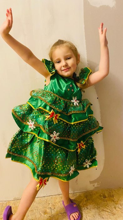 Фотография покупателя товара Карнавальный костюм «Ёлочка-малышка», сатин, платье, ободок, размер 30, рост 116 см - Фото 3