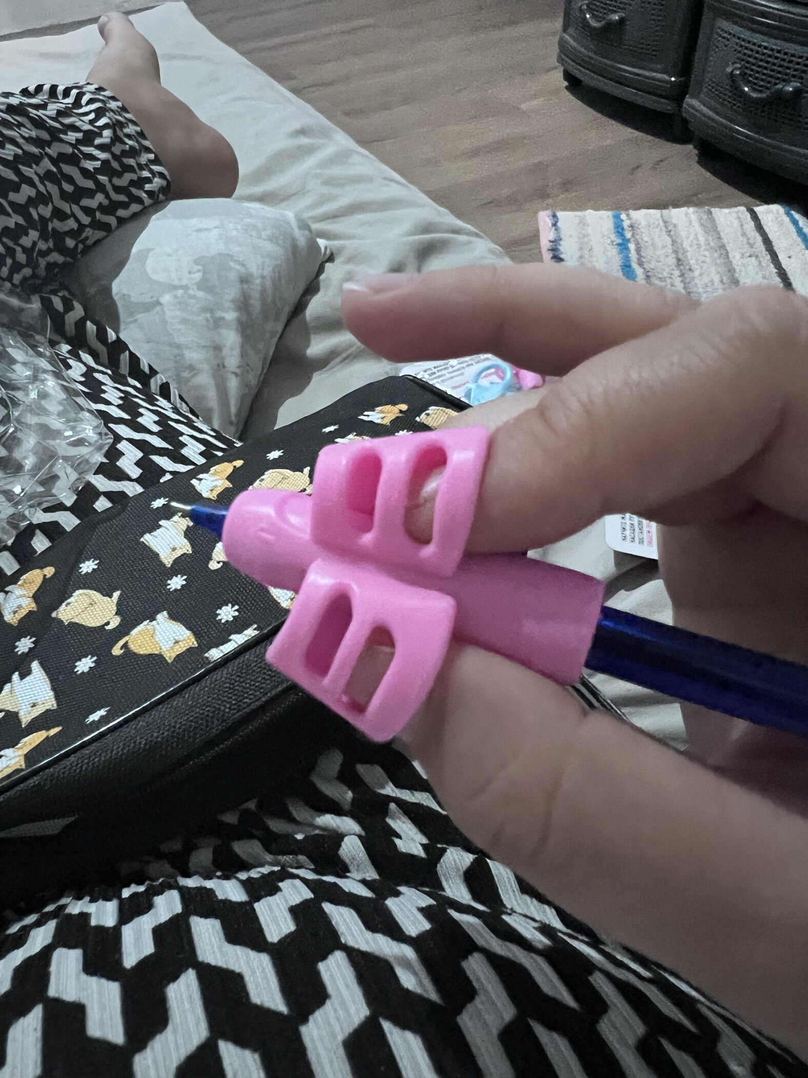 Фотография покупателя товара Развивающий набор «Тренажёр для письма», ручка-самоучка, 2 штуки, цвета МИКС - Фото 1