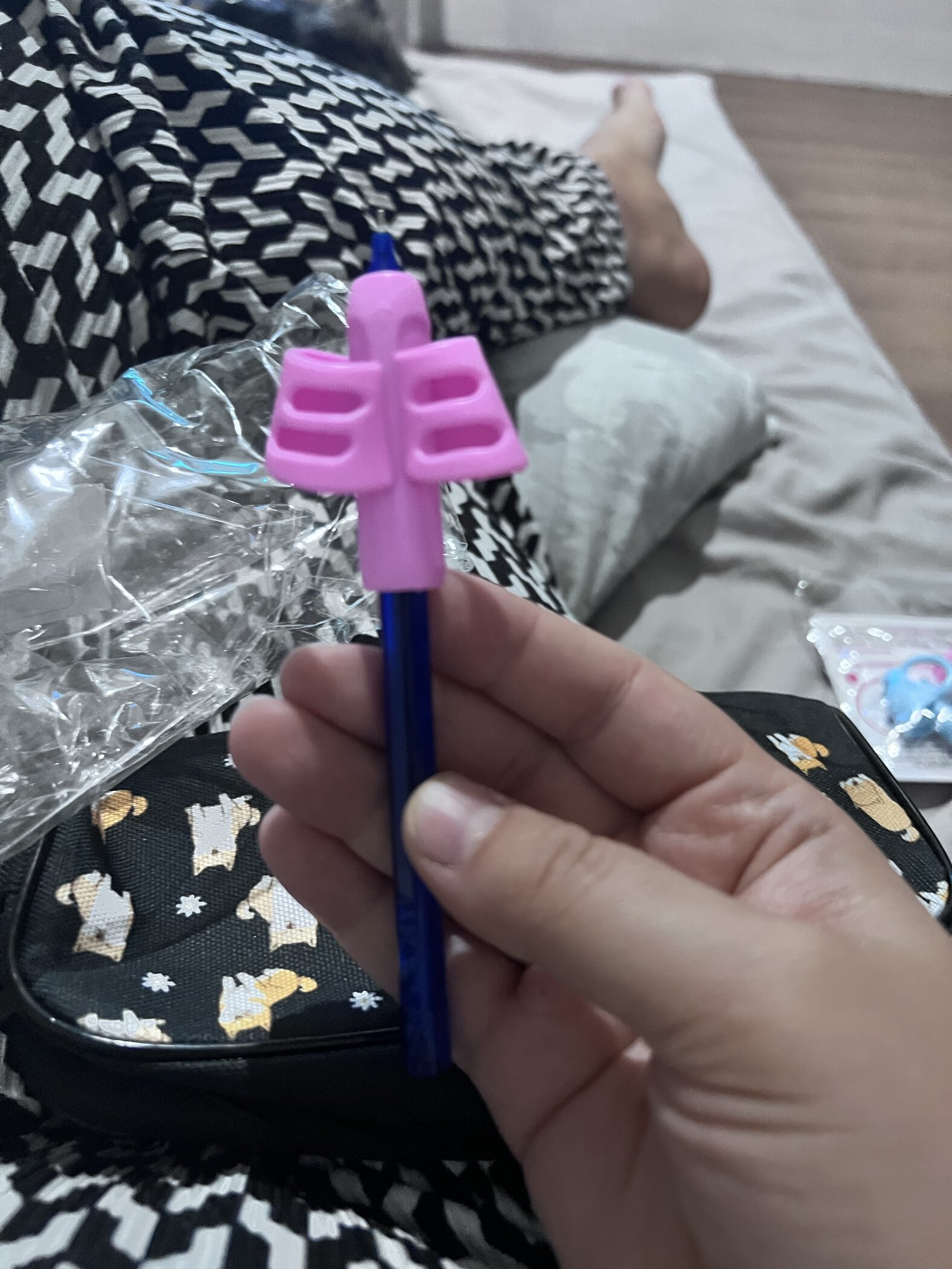 Фотография покупателя товара Развивающий набор «Тренажёр для письма», ручка-самоучка, 2 штуки, цвета МИКС - Фото 3