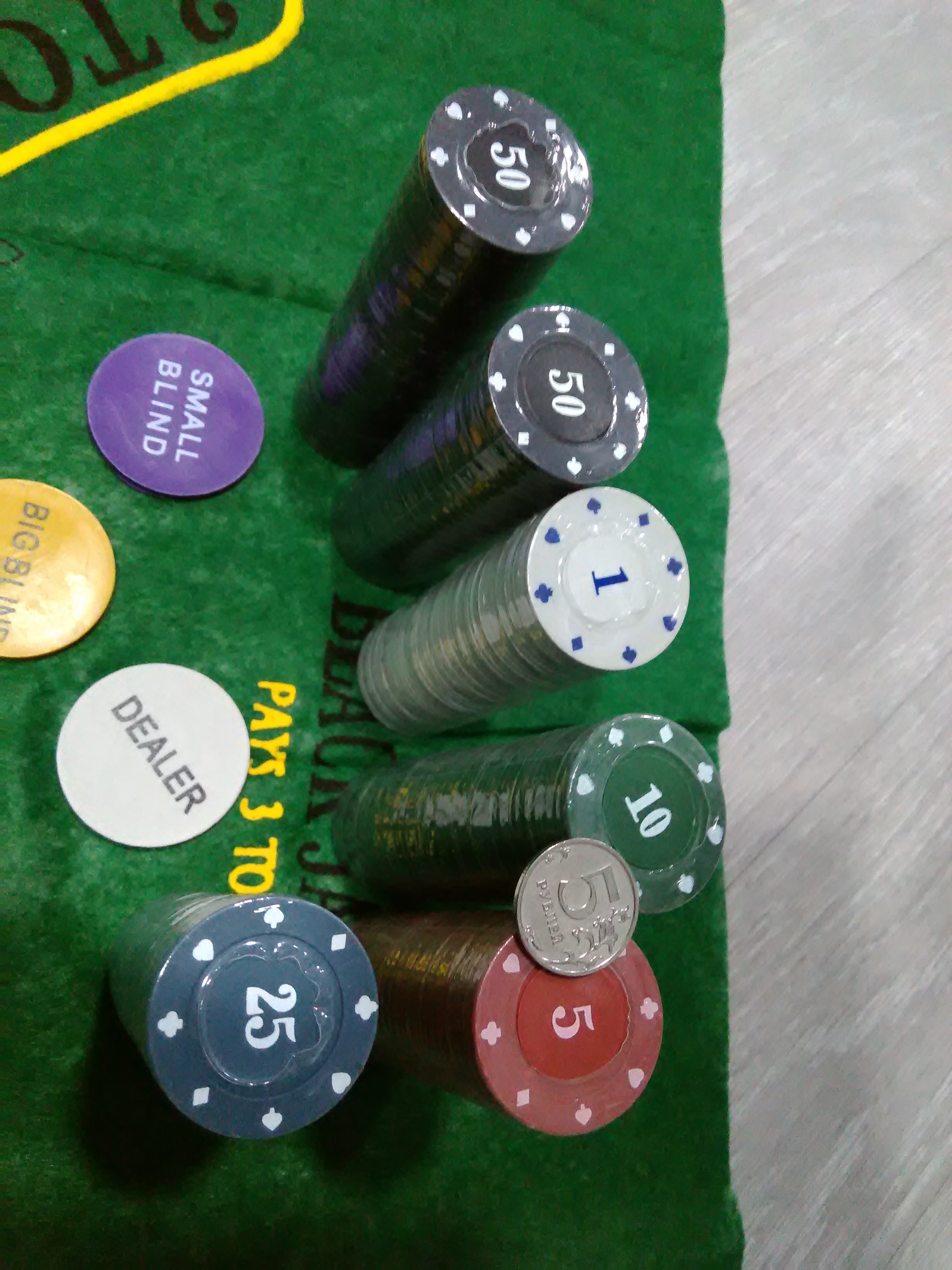 Фотография покупателя товара Покер, набор для игры (карты 2 колоды, фишки 300 шт.), с номиналом, 60 х 90 см - Фото 2