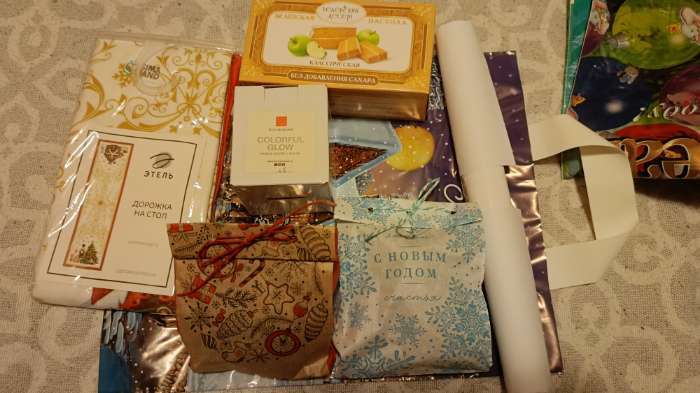 Фотография покупателя товара Пакет бумажный фасовочный новогодний, крафт, V-образное дно «От Деда Мороза», 20×10×7 см - Фото 2