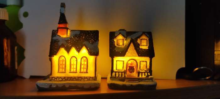 Фотография покупателя товара Светодиодная фигура «Зимний домик», керамика, батарейки AG13х2, свечение тёплое белое - Фото 1
