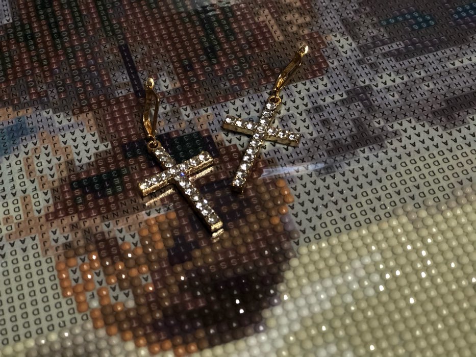 Фотография покупателя товара Серьги висячие со стразами «Крестики» классика удлинённые, цвет белый в золоте