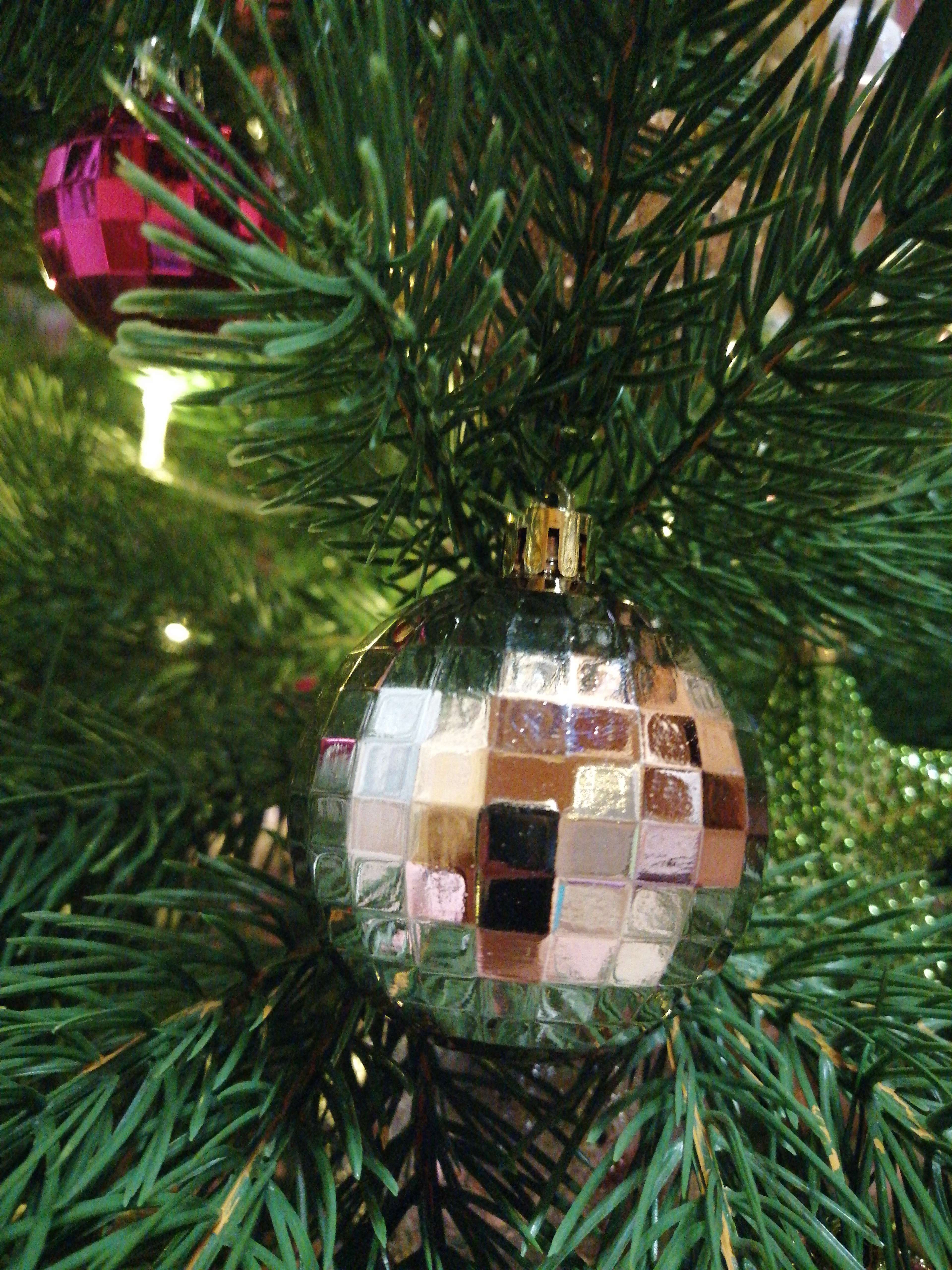 Фотография покупателя товара Ёлочные игрушки «Диско ассорти», шары новогодние, d=6 см, набор 10 шт. - Фото 1