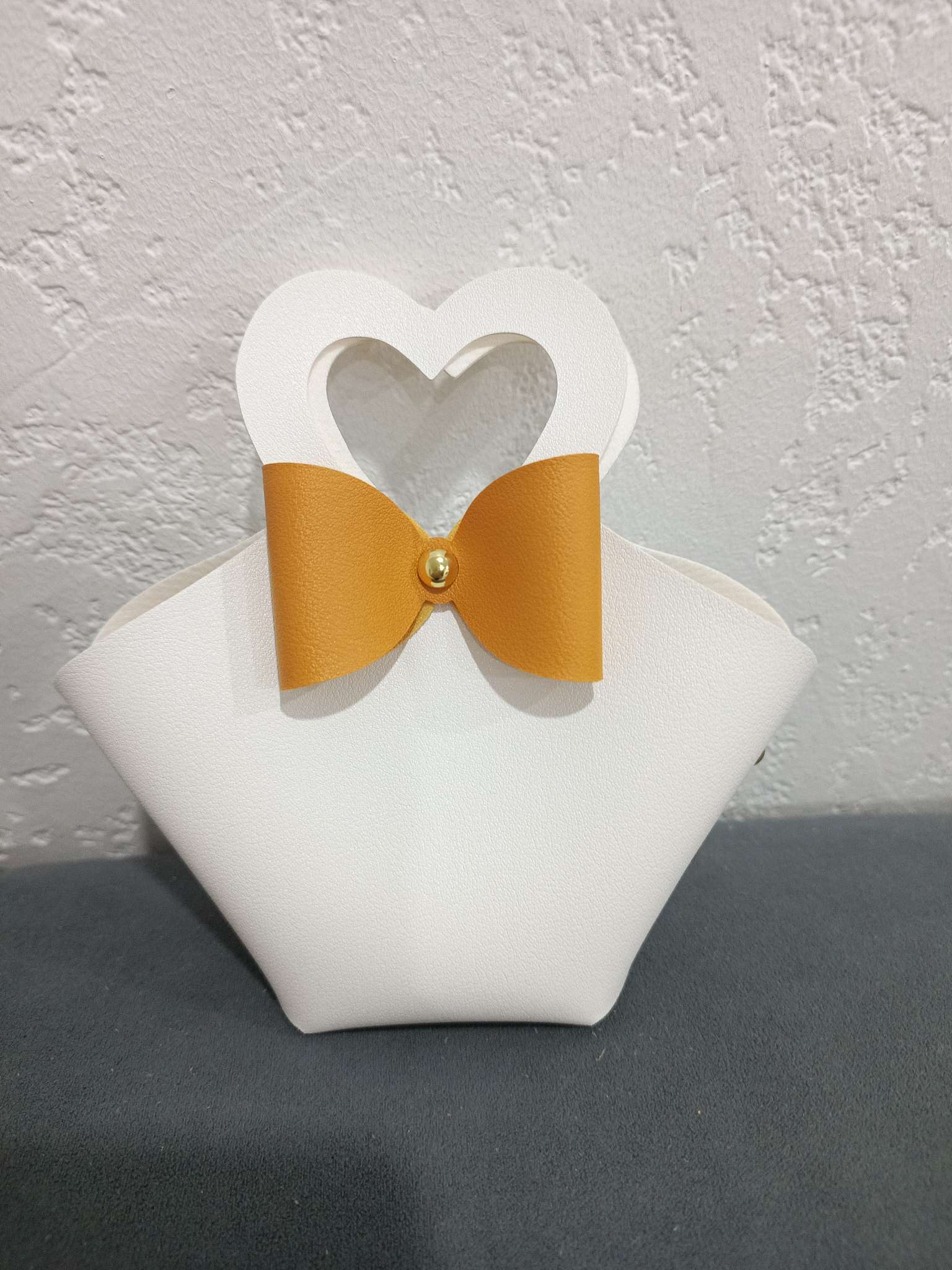 Фотография покупателя товара Кожаная подарочная сумочка для бижутерии и сувениров, белая с бантом, 10.5×5×6 см - Фото 1