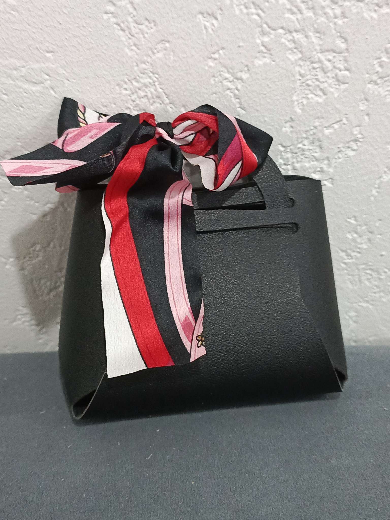 Фотография покупателя товара Кожаная подарочная сумочка для бижутерии и сувениров, белая с бантом (лента), 13×12×5.5 см - Фото 1