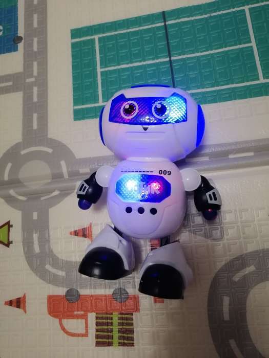 Фотография покупателя товара Робот музыкальный «Ботик», танцует, звуковые и световые эффекты