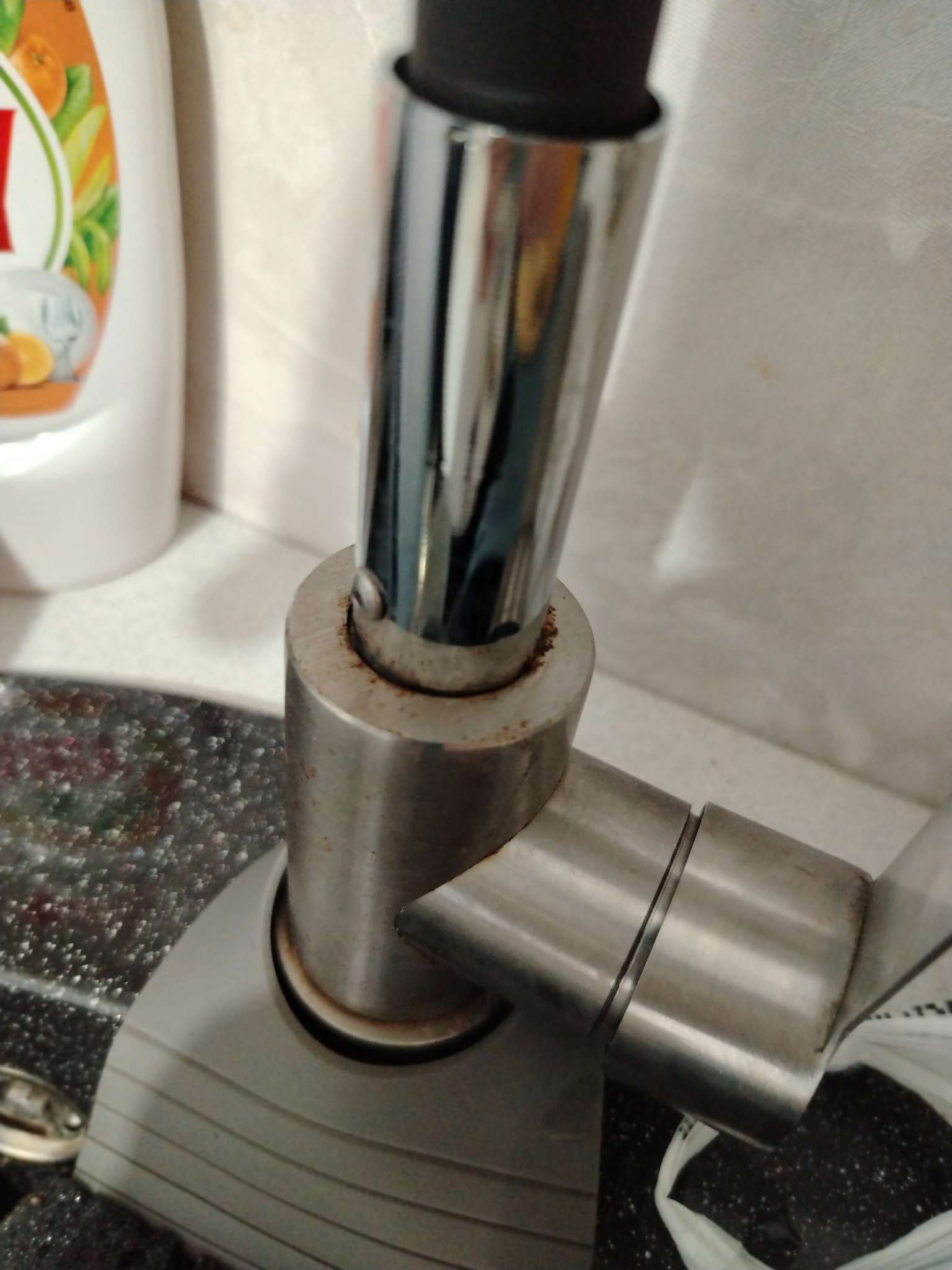 Фотография покупателя товара Смеситель для кухни ZEIN Z2751, гибкий излив, картридж 35 мм, нерж. сталь, черный/сатин - Фото 2