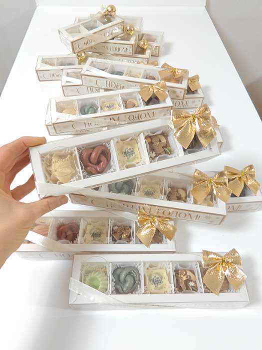 Фотография покупателя товара Коробка под 5 конфет новогодняя с ячейками «Золотые снежинки», 6×23×3 см - Фото 5