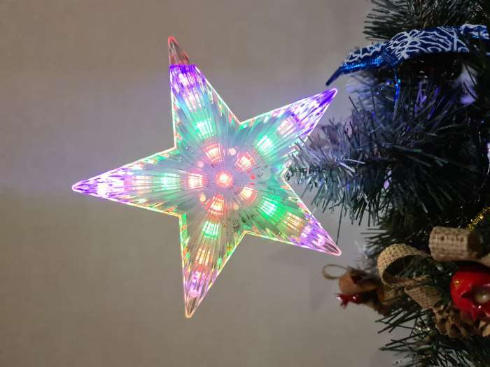 Фотография покупателя товара Светодиодная верхушка на ёлку «Звезда белая» 18 см, 20 LED, провод 2 метра, 220 В, свечение мульти - Фото 8