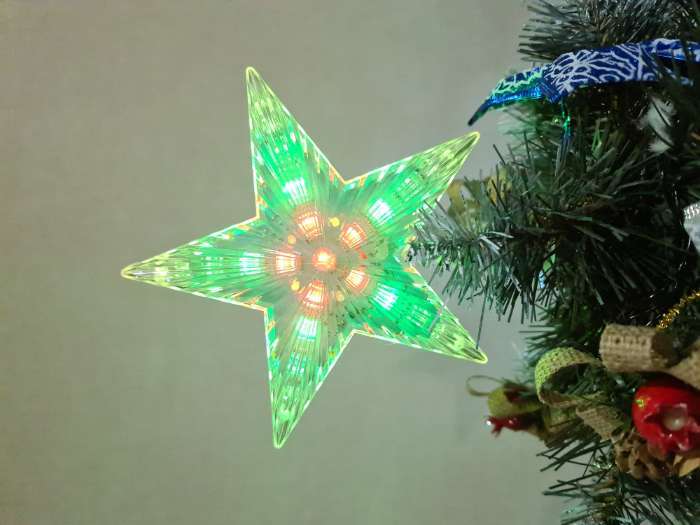 Фотография покупателя товара Светодиодная верхушка на ёлку «Звезда белая» 18 см, 20 LED, провод 2 метра, 220 В, свечение мульти