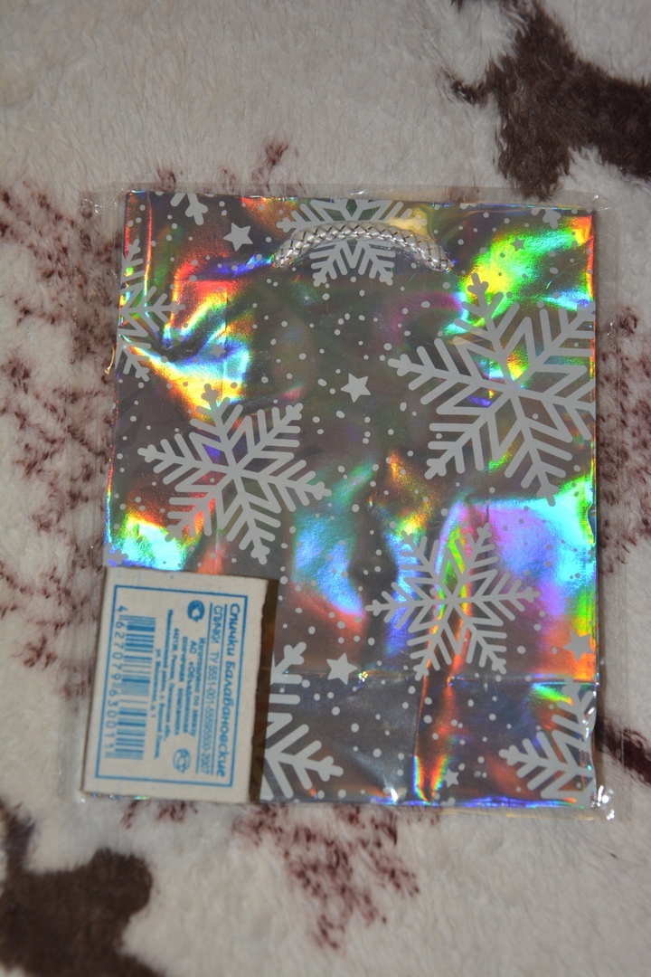 Фотография покупателя товара Пакет голографический вертикальный «Снежинки», S 12 × 15 × 5.5 см - Фото 1