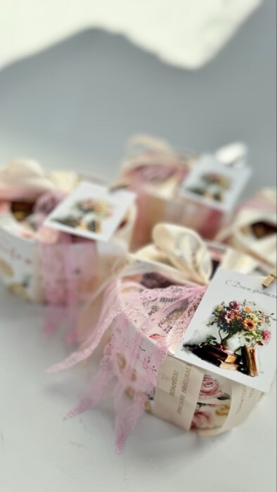 Фотография покупателя товара Коробка для макарун, кондитерская упаковка тубус с окном, «Розовые цветы» 12×12×5 см - Фото 2