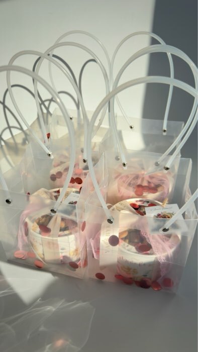 Фотография покупателя товара Коробка для макарун, кондитерская упаковка тубус с окном, «Розовые цветы» 12×12×5 см - Фото 3