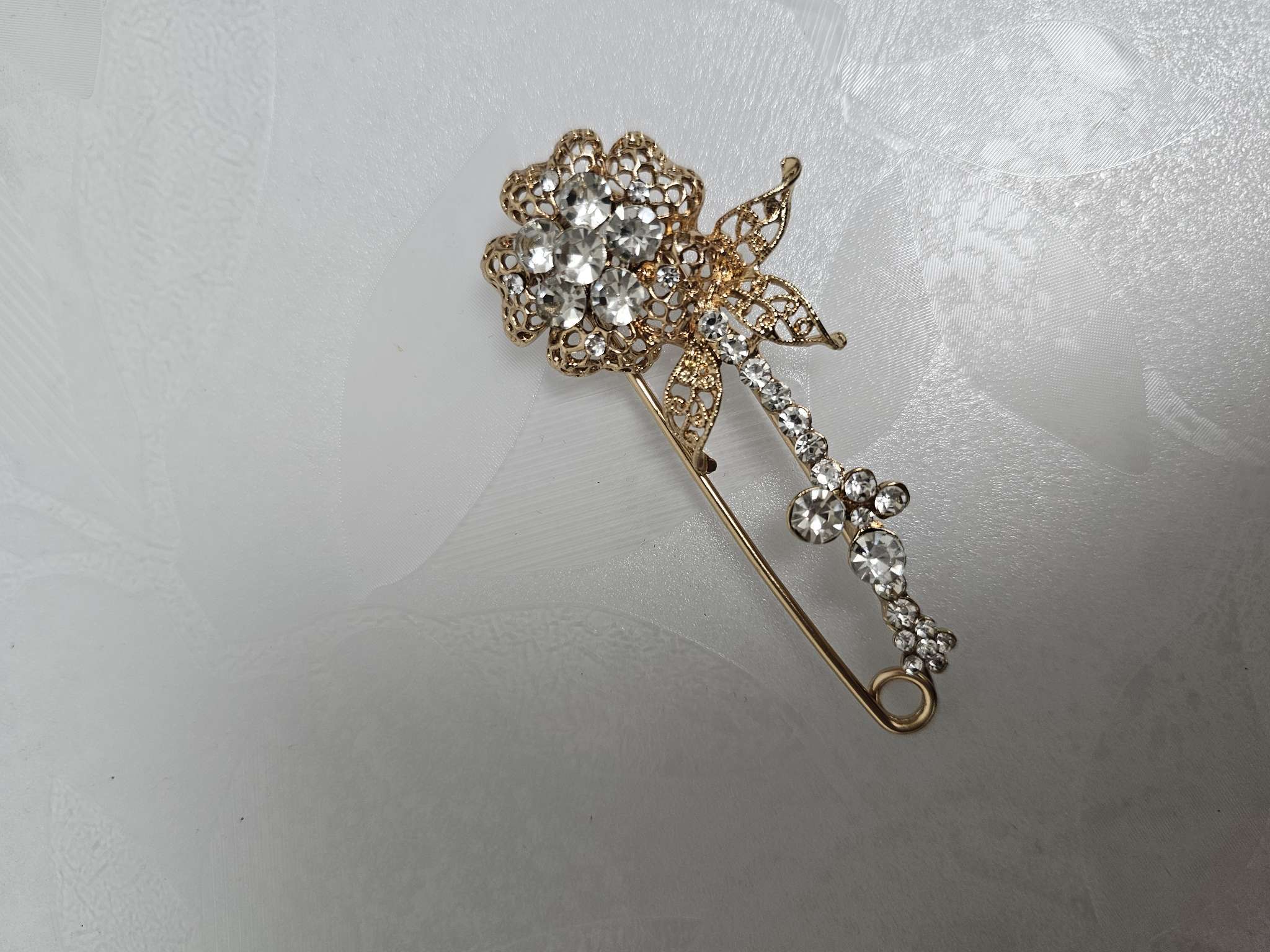 Фотография покупателя товара Булавка «Цветок» ажурная композиция, 8 см, цвет белый в серебре - Фото 1