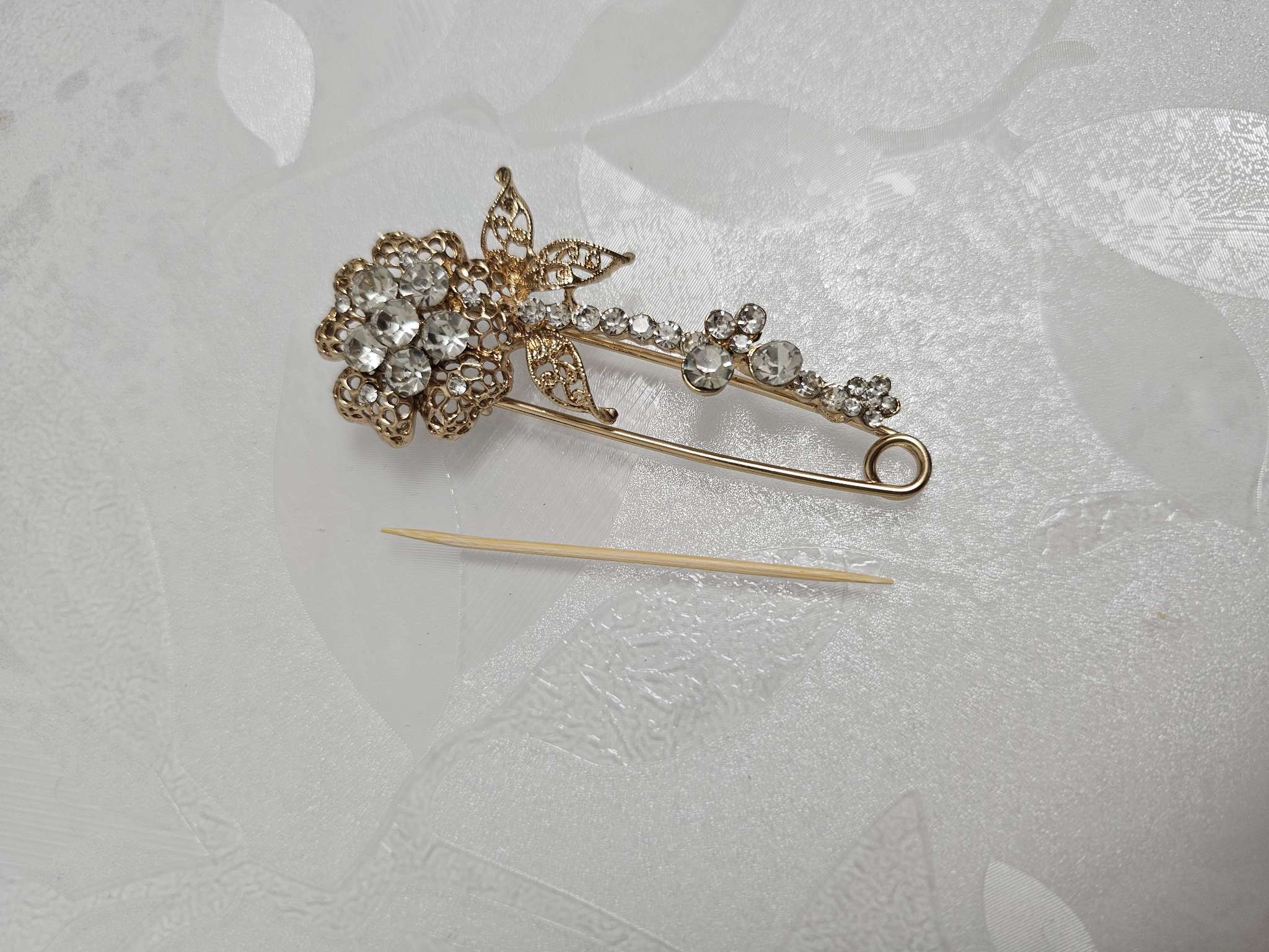 Фотография покупателя товара Булавка «Цветок» ажурная композиция, 8 см, цвет белый в серебре - Фото 2