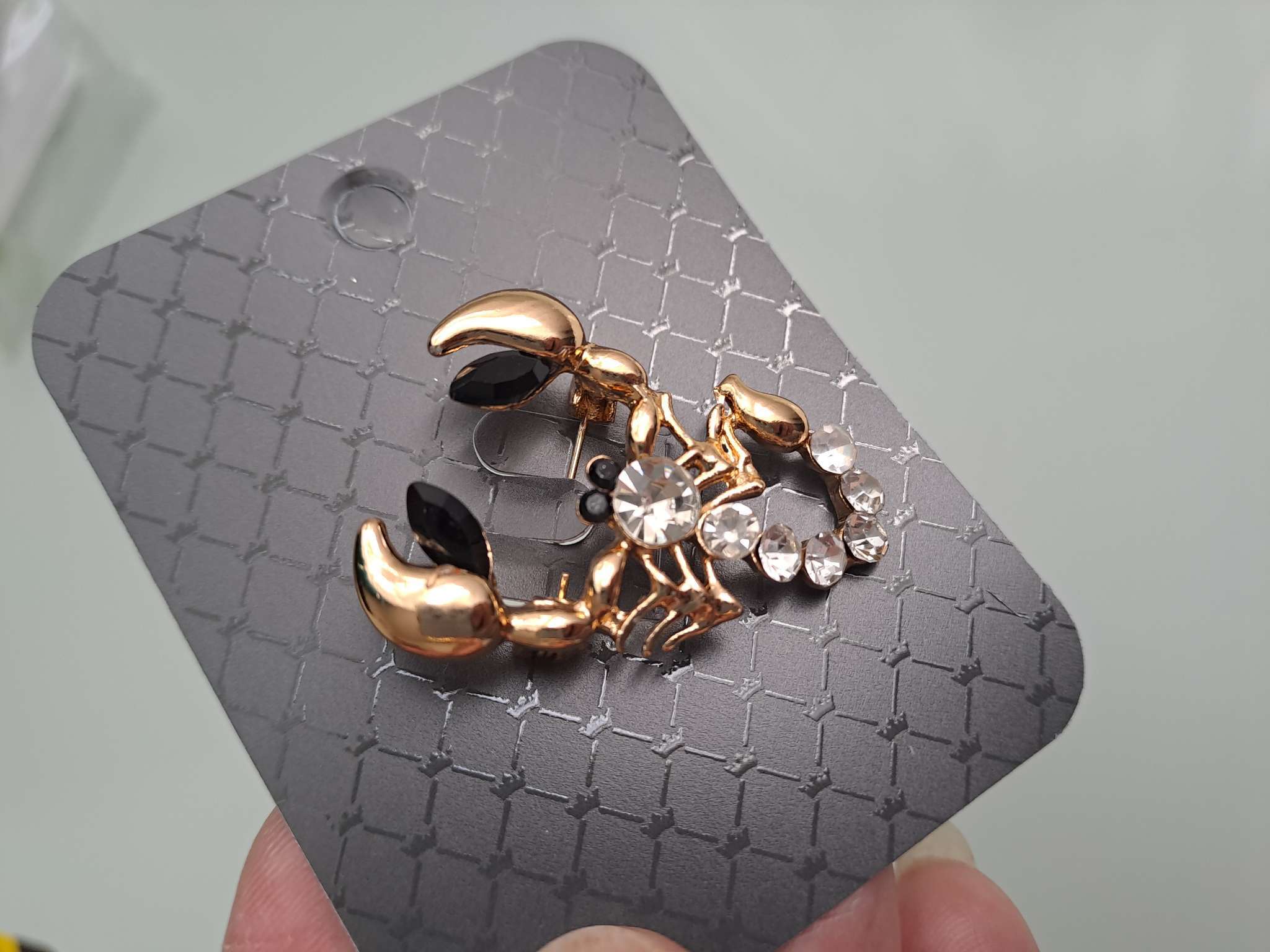 Фотография покупателя товара Брошь «Скорпион», белая в золоте - Фото 3