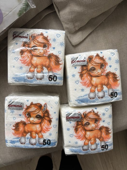 Фотография покупателя товара Салфетки бумажные «Лошадка со снежинками», 24×24 см 50 листов - Фото 1