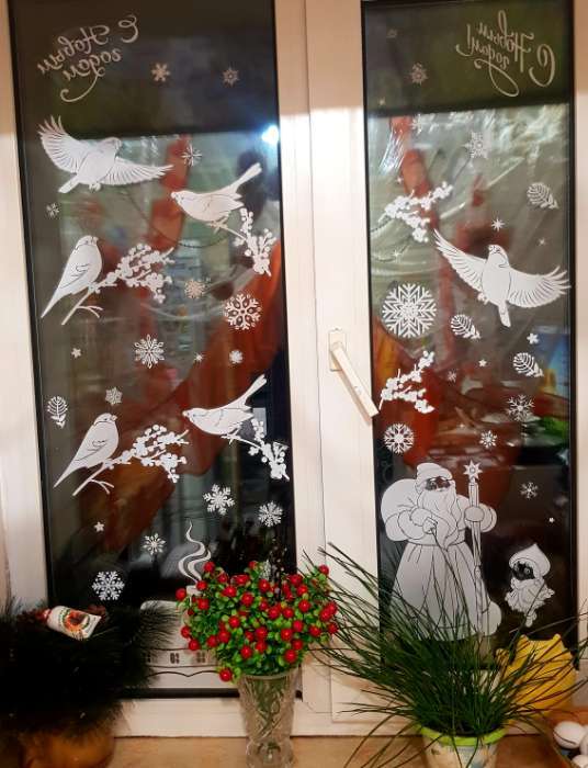 Фотография покупателя товара Наклейки для окон «Дедушка Мороз», многоразовая, 33 × 50 см - Фото 1