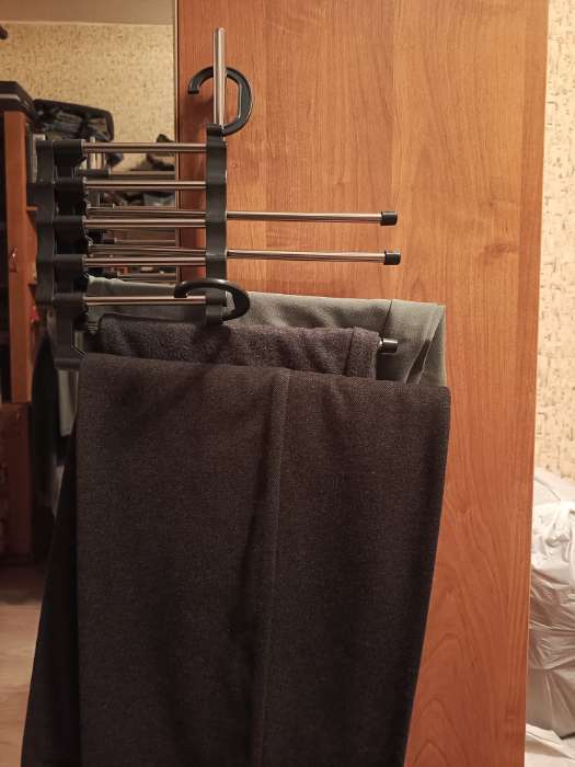 Фотография покупателя товара Вешалка для брюк и юбок Доляна, 30×18×12.5 см, 5 спиц, раздвижная, чёрная - Фото 2