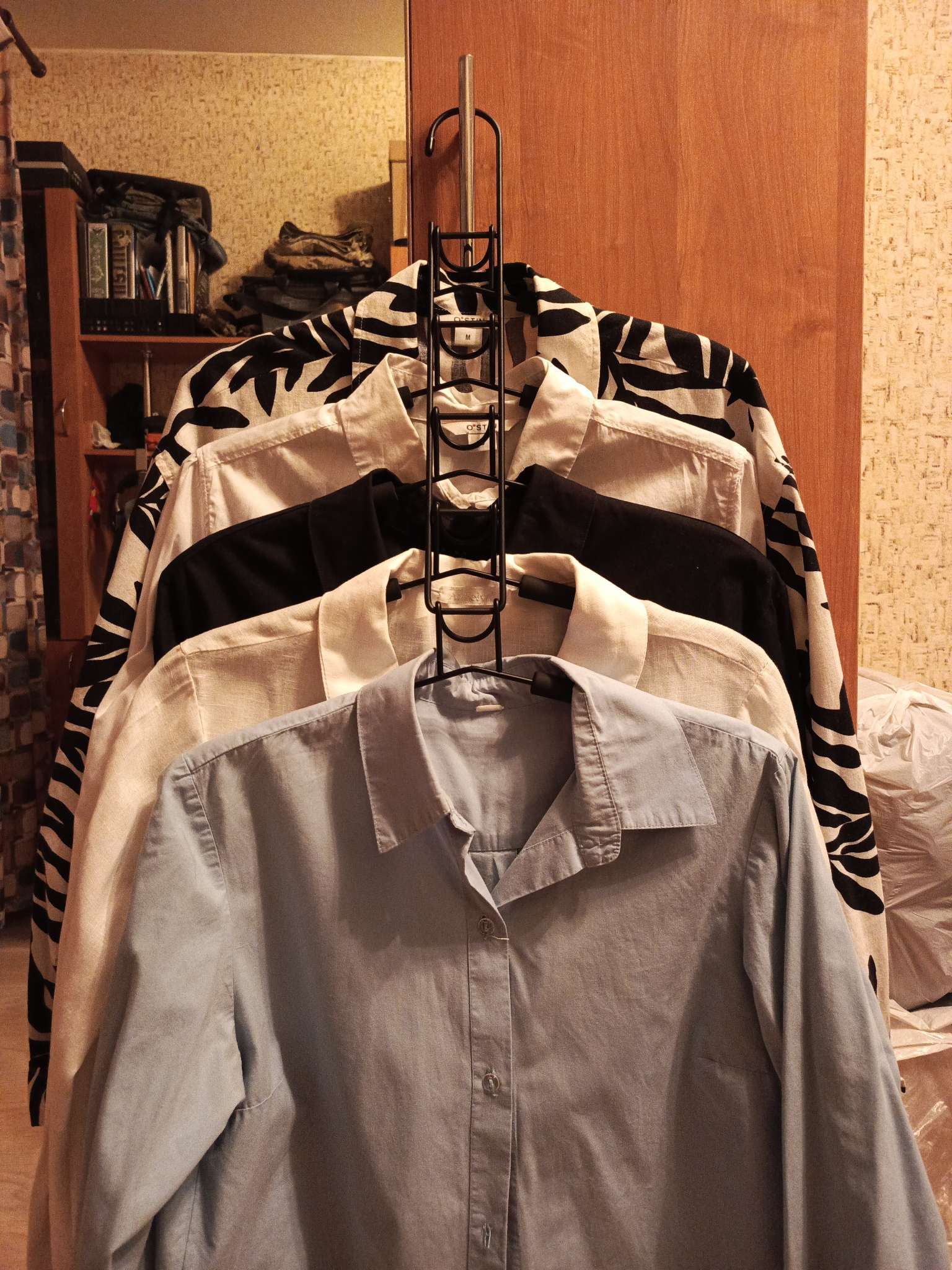 Фотография покупателя товара Плечики - вешалки для одежды Доляна, 38×40 см, многоуровневая, съёмные вешалки, антискользящее покрытие, чёрные - Фото 1