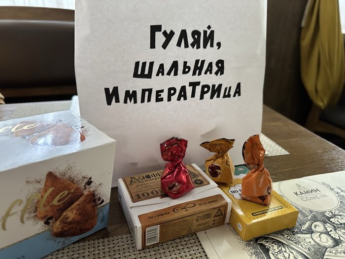 Фотография покупателя товара Пакет подарочный бумажный с приколом, крафт, «Классный!», 24×14×28 см - Фото 1