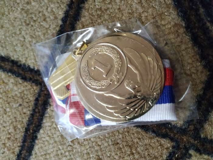 Фотография покупателя товара Медаль призовая с колодкой триколор, 1 место, золото, d=4,5 см - Фото 1