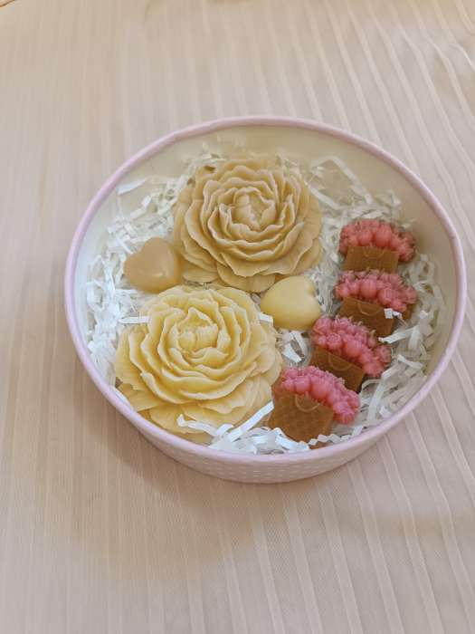 Фотография покупателя товара Коробка подарочная тубус с окном «Розовые цветы», 16×16×5 см - Фото 3