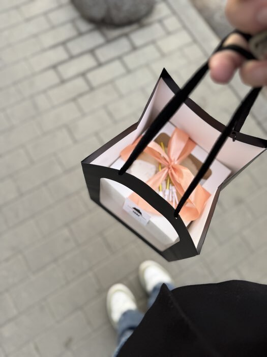 Фотография покупателя товара Пакет подарочный, крафт, с окном, «Белый», 20×20×20 см - Фото 1