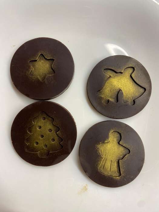 Фотография покупателя товара Форма для конфет и шоколада новогодняя Доляна «Новогодние кружочки», силикон, 29.8×17.5 см, 14 ячеек (d=5 см), красная - Фото 3